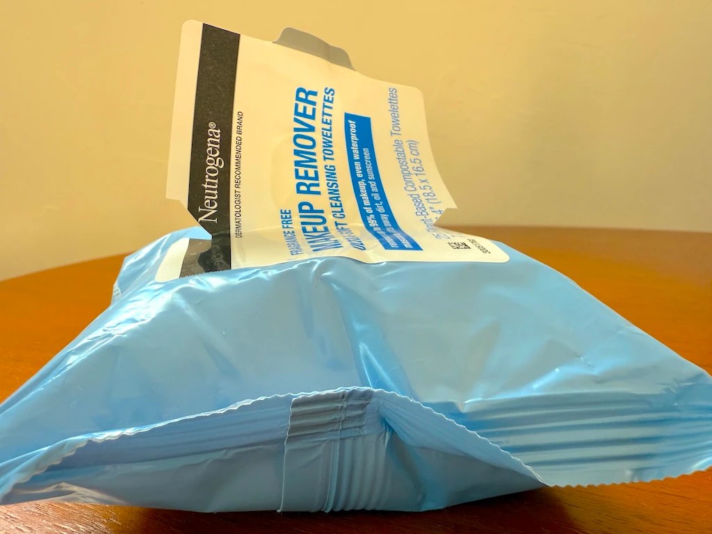 Neutrogena Fragrance-Free Makeup Remover Wipes, Daily Facial Cleanser Towelettes, Gently Removes Oil & Makeup, Alcohol-Free Makeup Wipes, Twin Pack, 2 x 25 ct